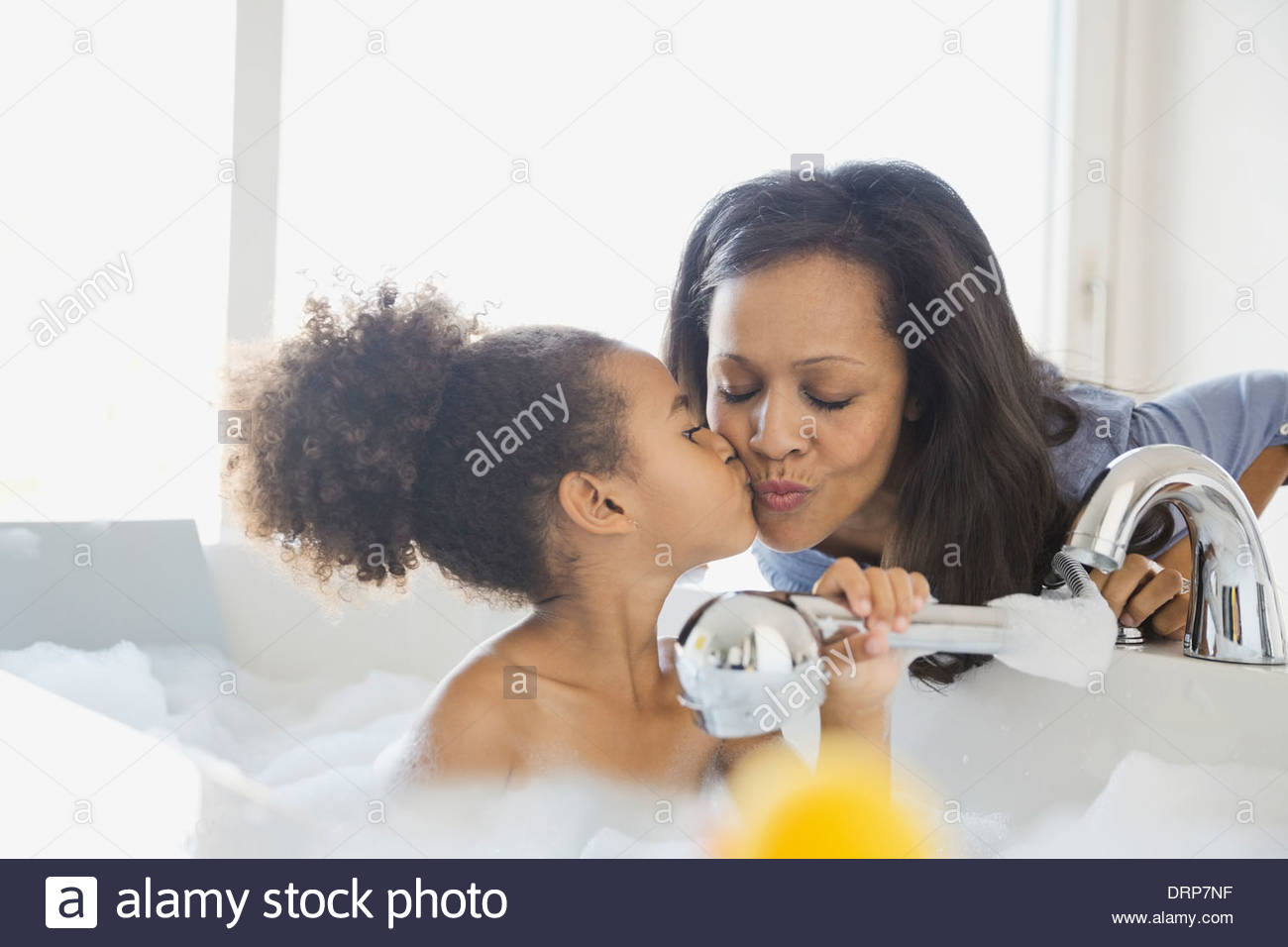 Besos hija madre Foto de stock