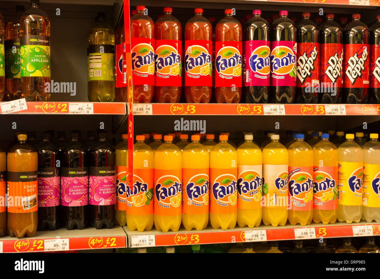Las bebidas gaseosas en supermercados. Inglaterra, Reino Unido. Foto de stock