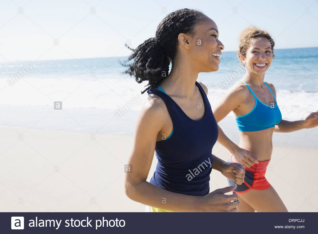 Amigas trotar en la playa Foto de stock