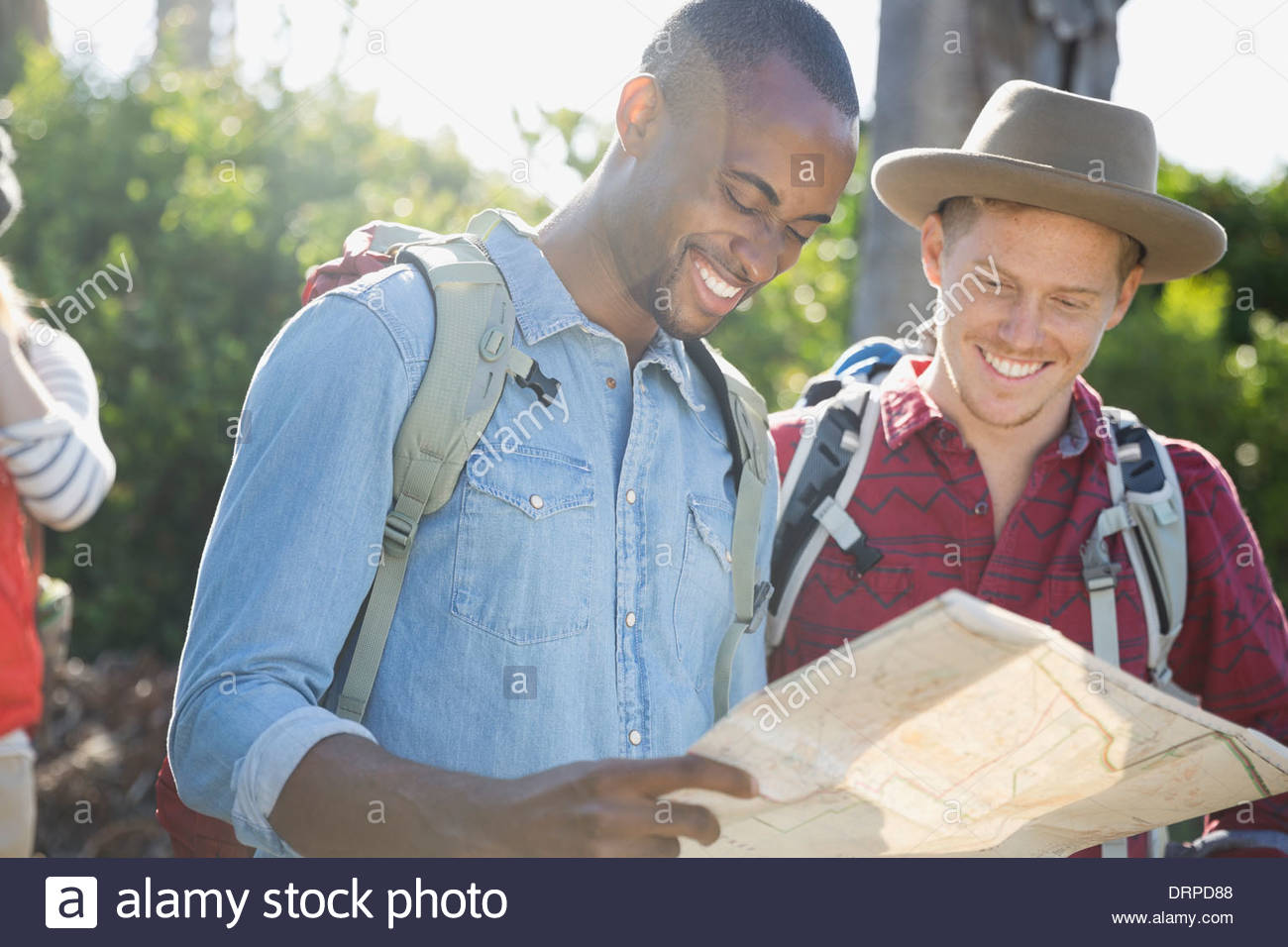 Amigos varones mirando el mapa al aire libre Foto de stock