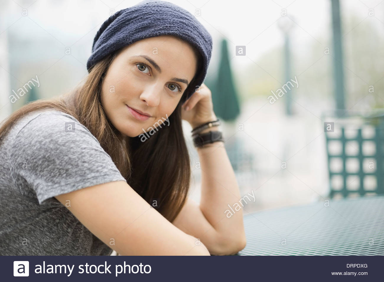 Mujer sonriente mirando a la cámara Foto de stock