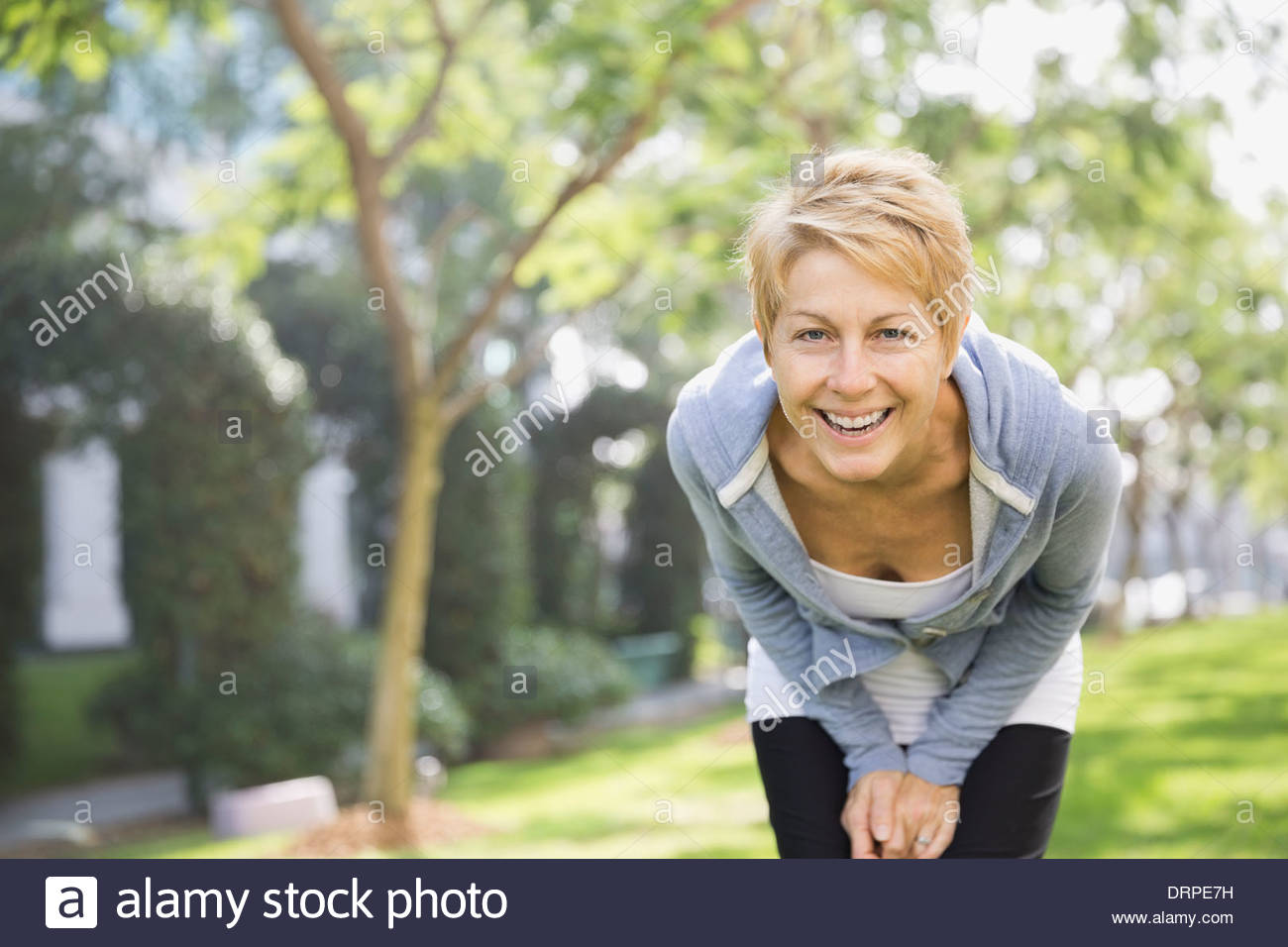 Retrato de mujer alegre en estacionamiento Foto de stock