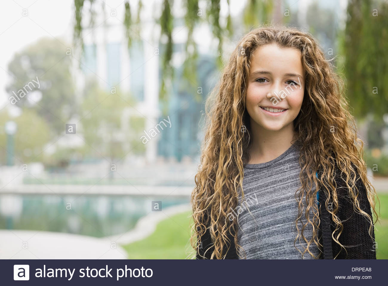 Retrato de niña sonriente en estacionamiento Foto de stock