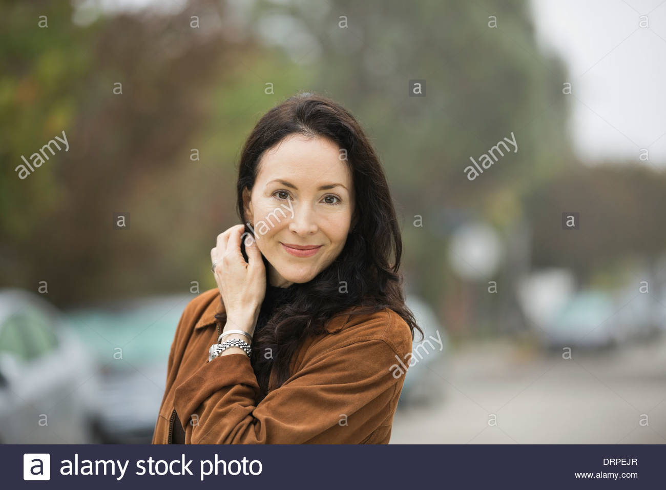 Mujer sonriente mirando a la cámara Foto de stock