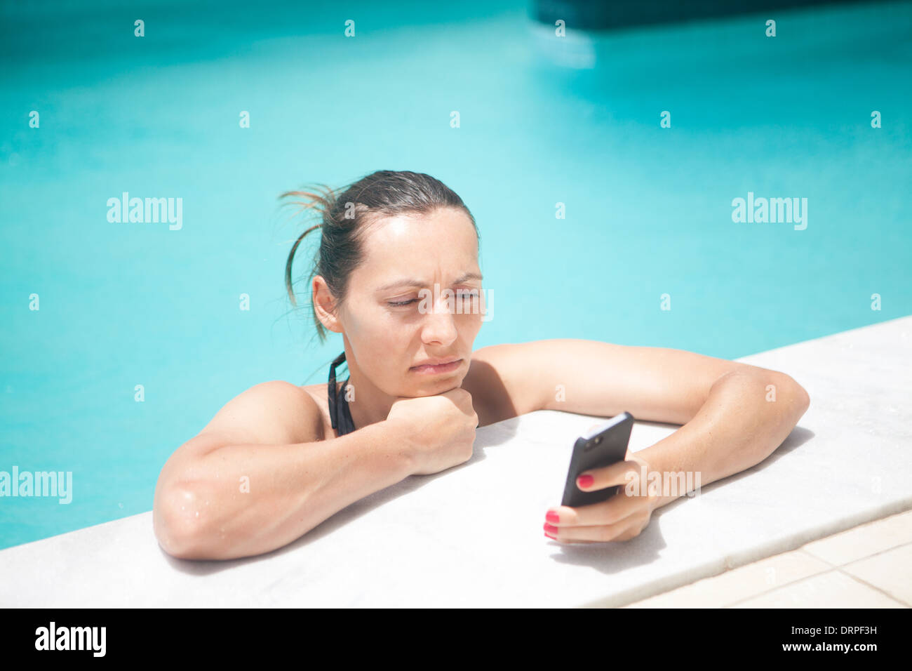 Mujer texting de vacaciones Foto de stock
