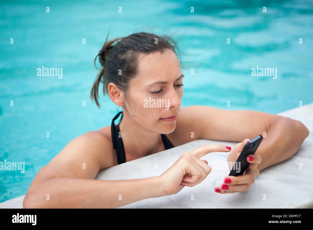 Mujer texting de vacaciones Foto de stock