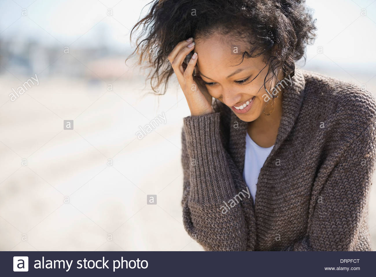 Tímida Mujer de pie en la playa Foto de stock