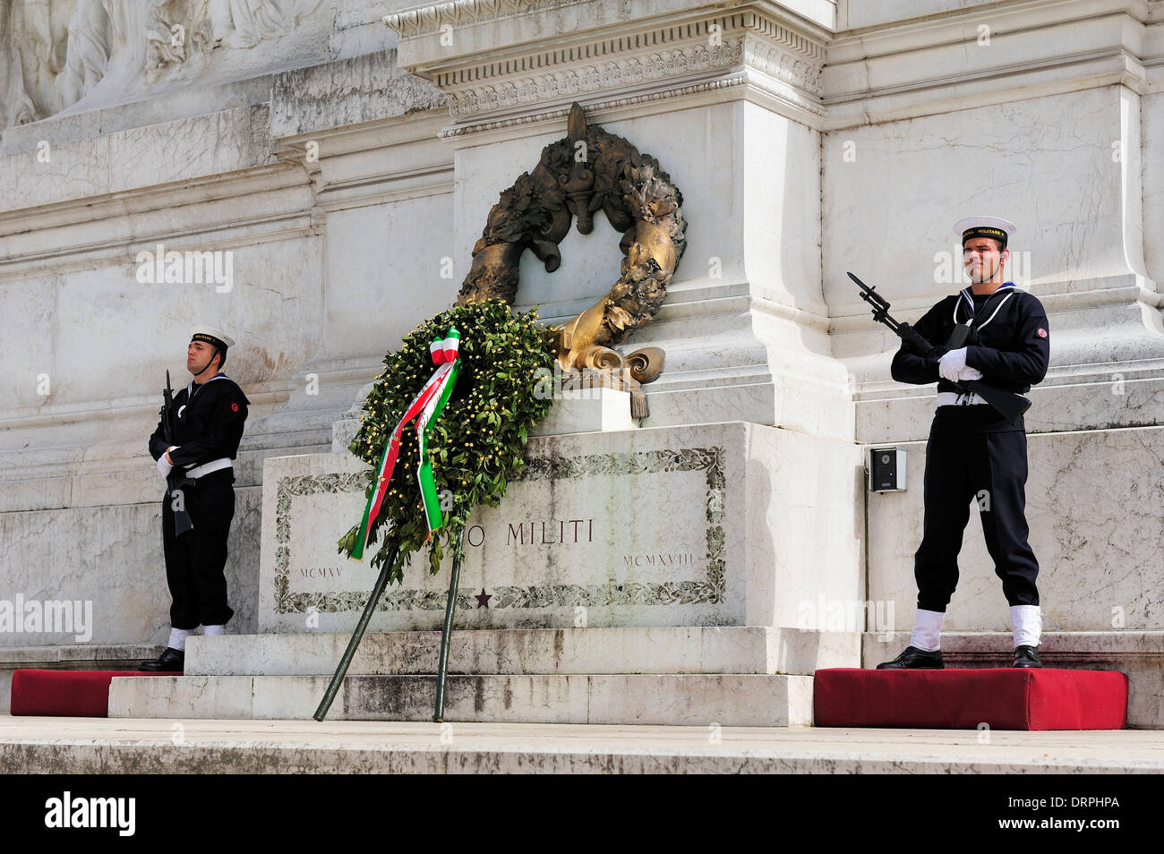 Guardia de honor cerca de la tumba del Soldado Desconocido (la tomba del Milite Ignoto), Roma, Italia Foto de stock
