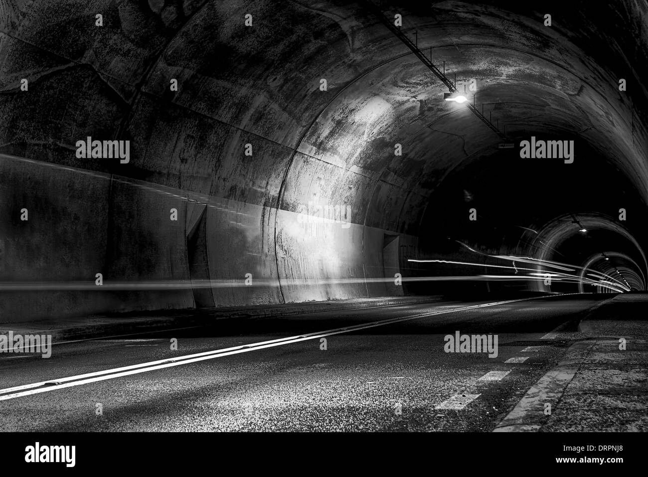 Túnel de miedo por la noche, con vestigios de luz Foto de stock