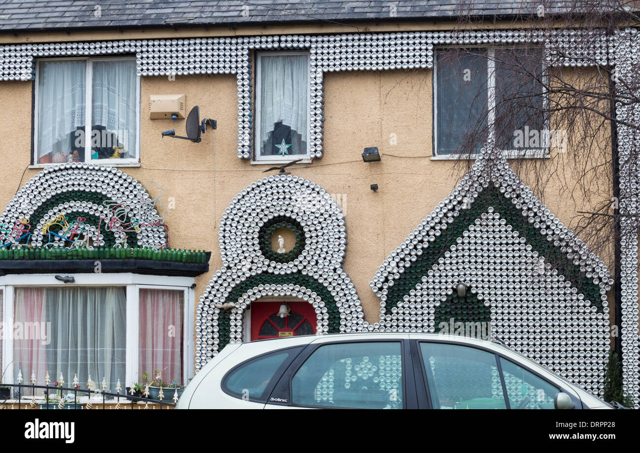 Casa decorada con latas de cerveza en Hartlepool, nort oriente Inglaterra, Reino Unido. Foto de stock