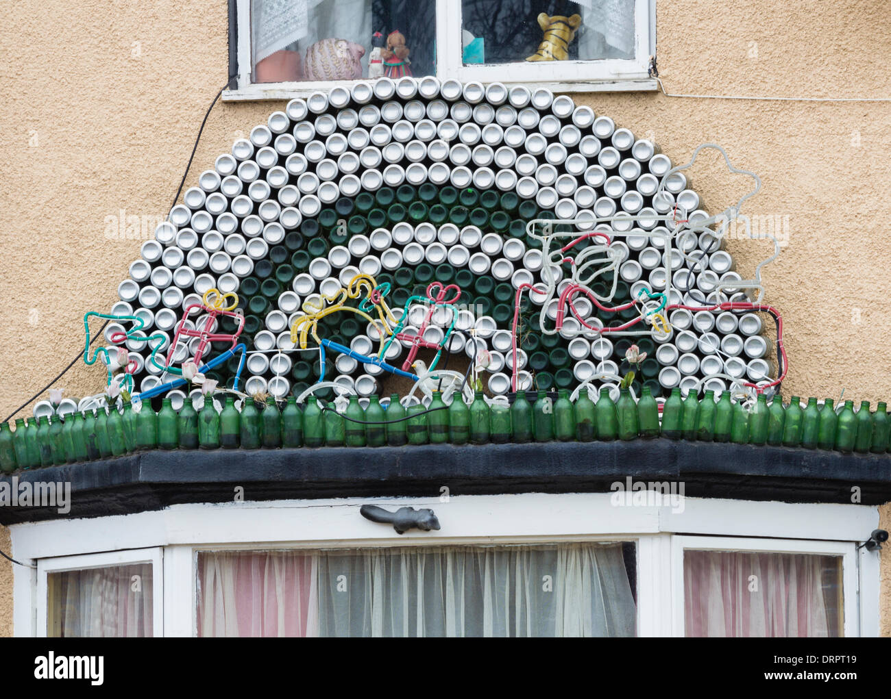 Casa decorada con latas de cerveza en Hartlepool, nort oriente Inglaterra, Reino Unido. Foto de stock