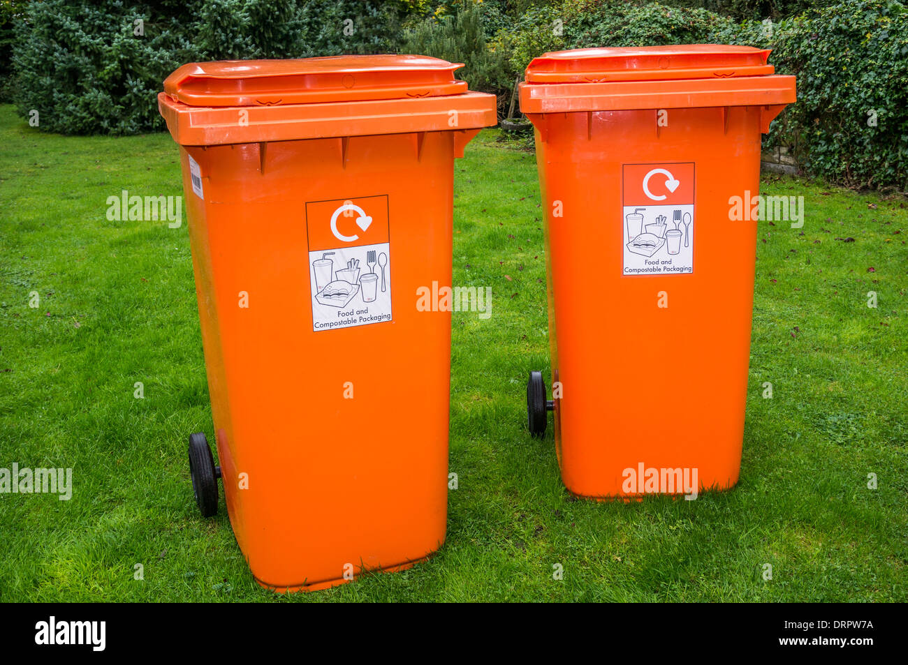 Contenedores de basura naranja fotografías e imágenes de alta resolución -  Alamy