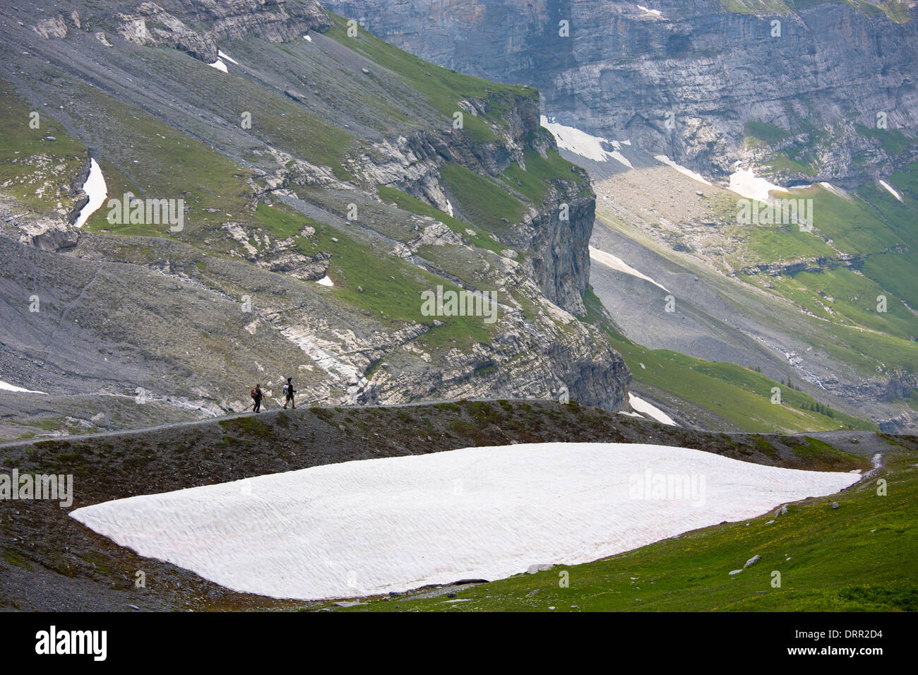 Los caminantes en el sendero del Eiger en los Alpes suizos, en el Oberland bernés en Suiza Foto de stock