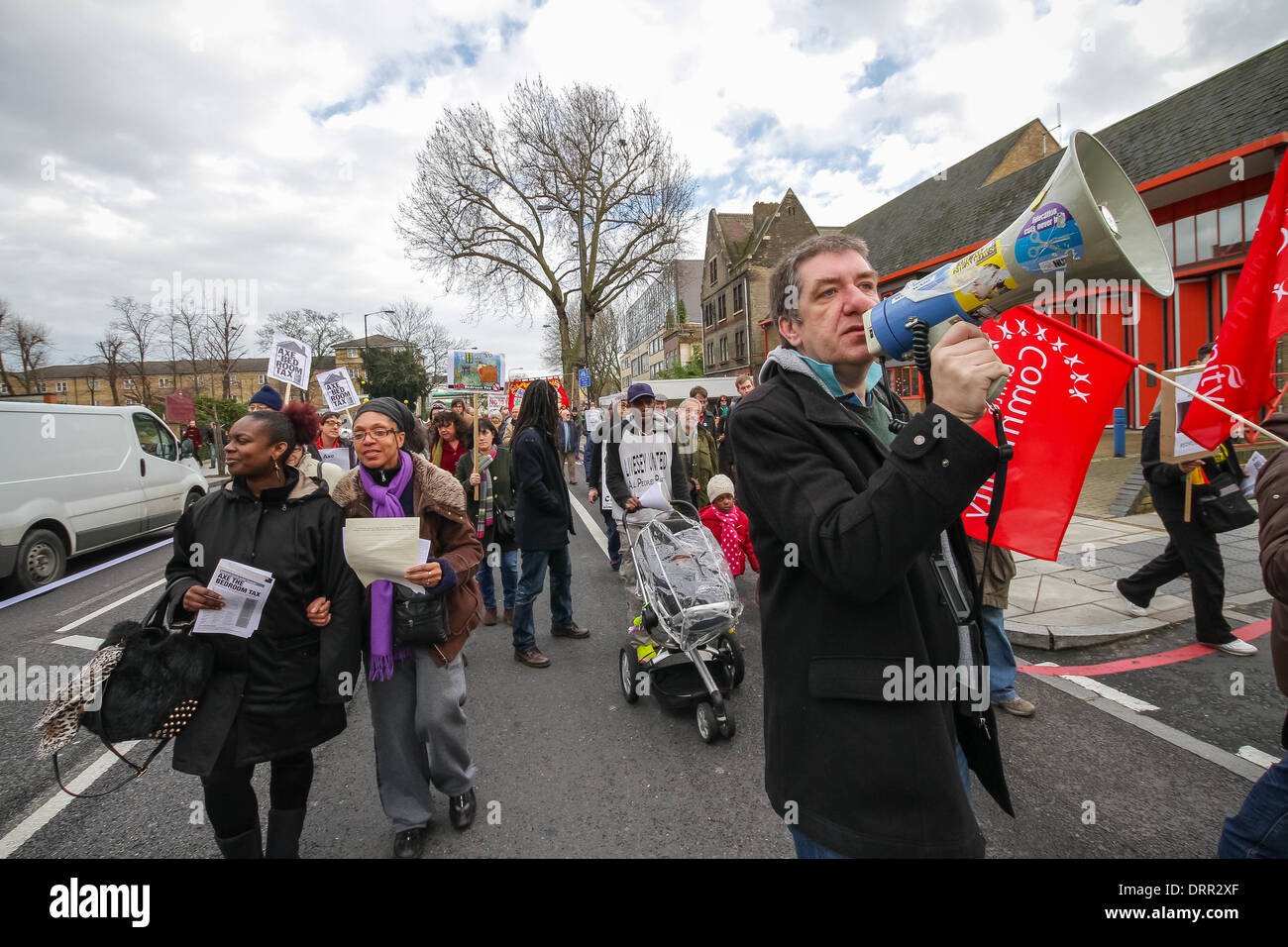 "El impuesto de la habitación - no desalojos" protesta marcha y manifestación en Peckham, Londres, Reino Unido Foto de stock