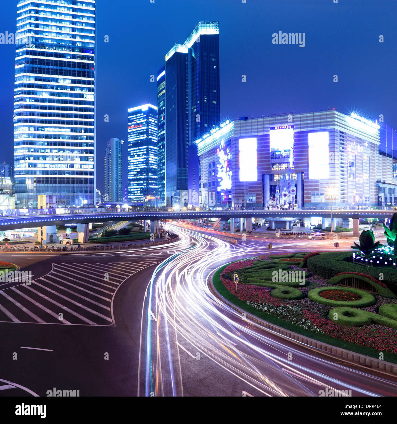 La noche de la ciudad moderna de Shanghai Foto de stock