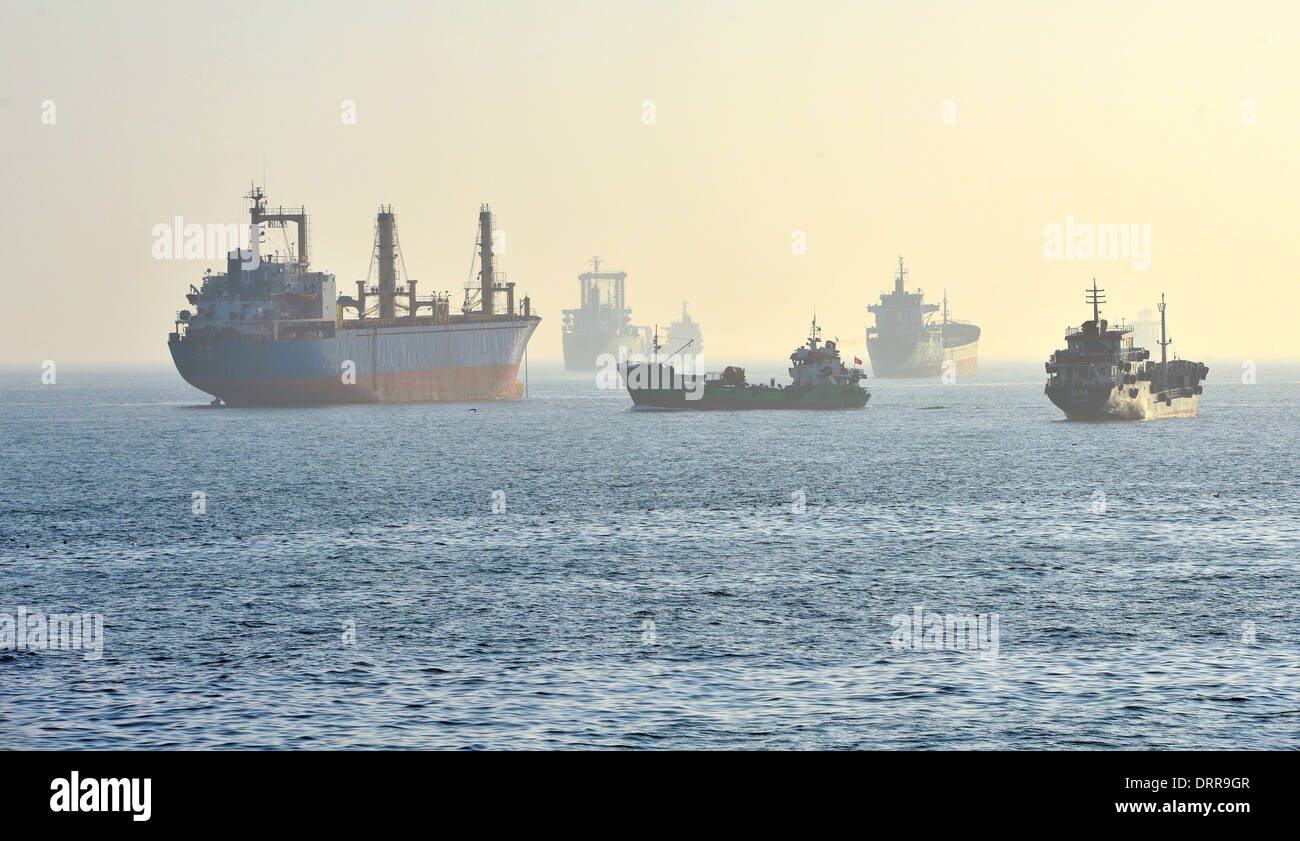 Mar carguero y petrolero en la niebla Foto de stock