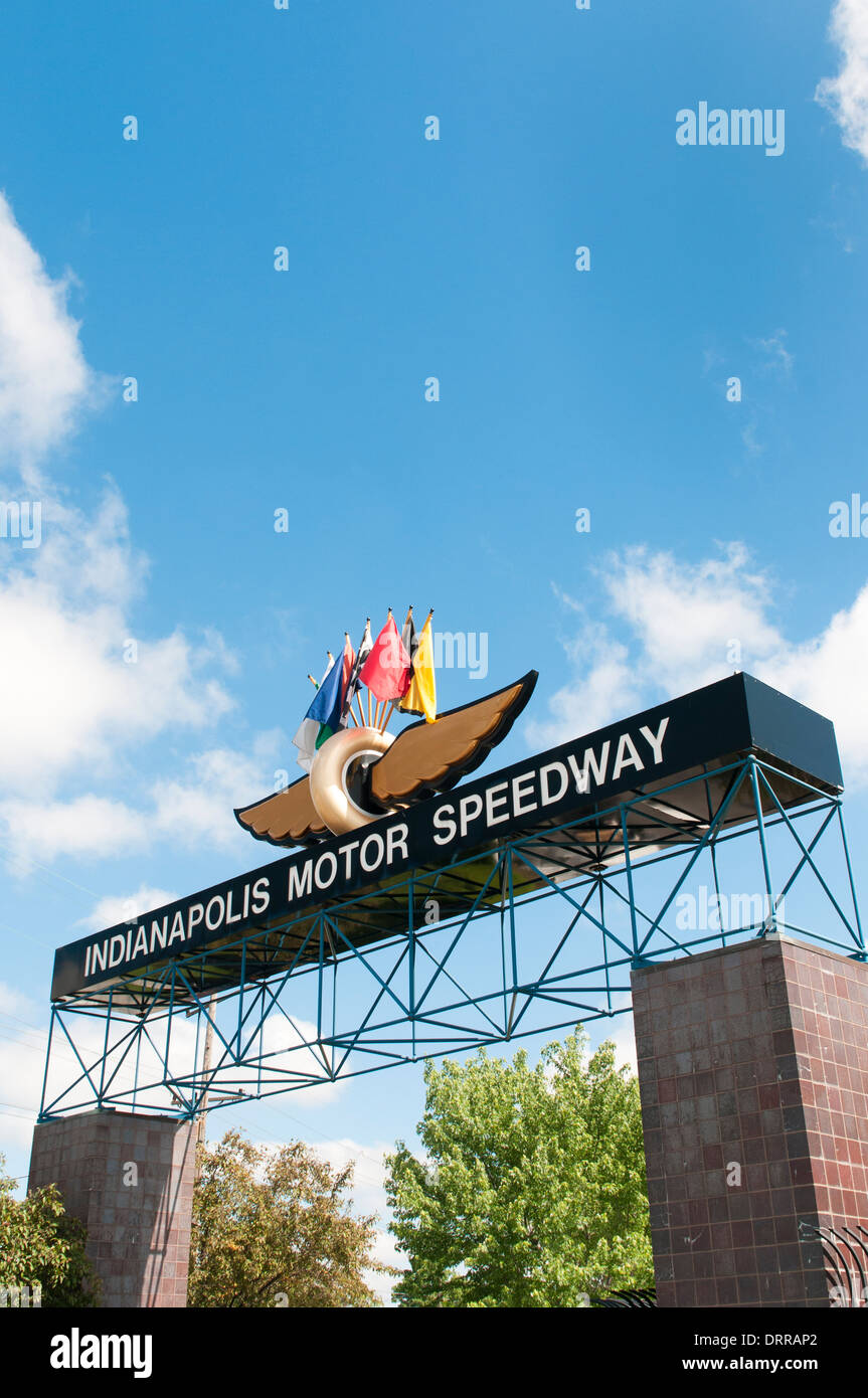 Ee.Uu., Indiana Speedway. Cartel a la entrada de la Indianapolis Motor Speedway, el hogar de la Indy 500 carrera automovilística. Foto de stock