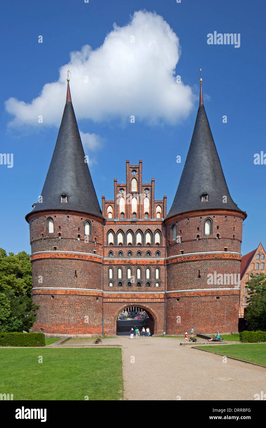 Puerta de Holsten Holstein Tor / Holstentor, un gótico de ladrillo city  gate en la ciudad hanseática de Lübeck, Schleswig-Holstein, Alemania  Fotografía de stock - Alamy