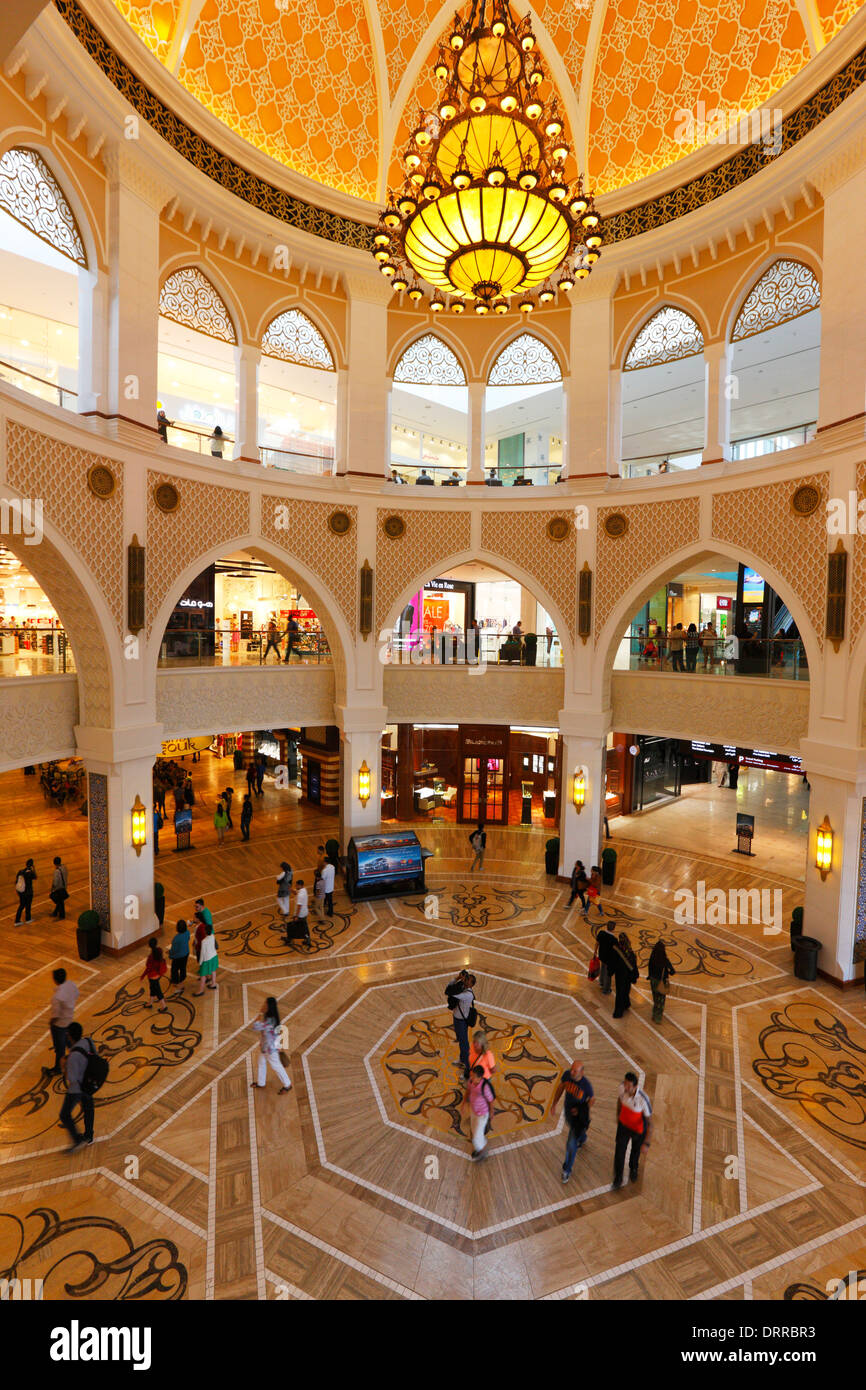 Dubai Mall, el centro de la ciudad. El centro comercial más grande del mundo. Foto de stock