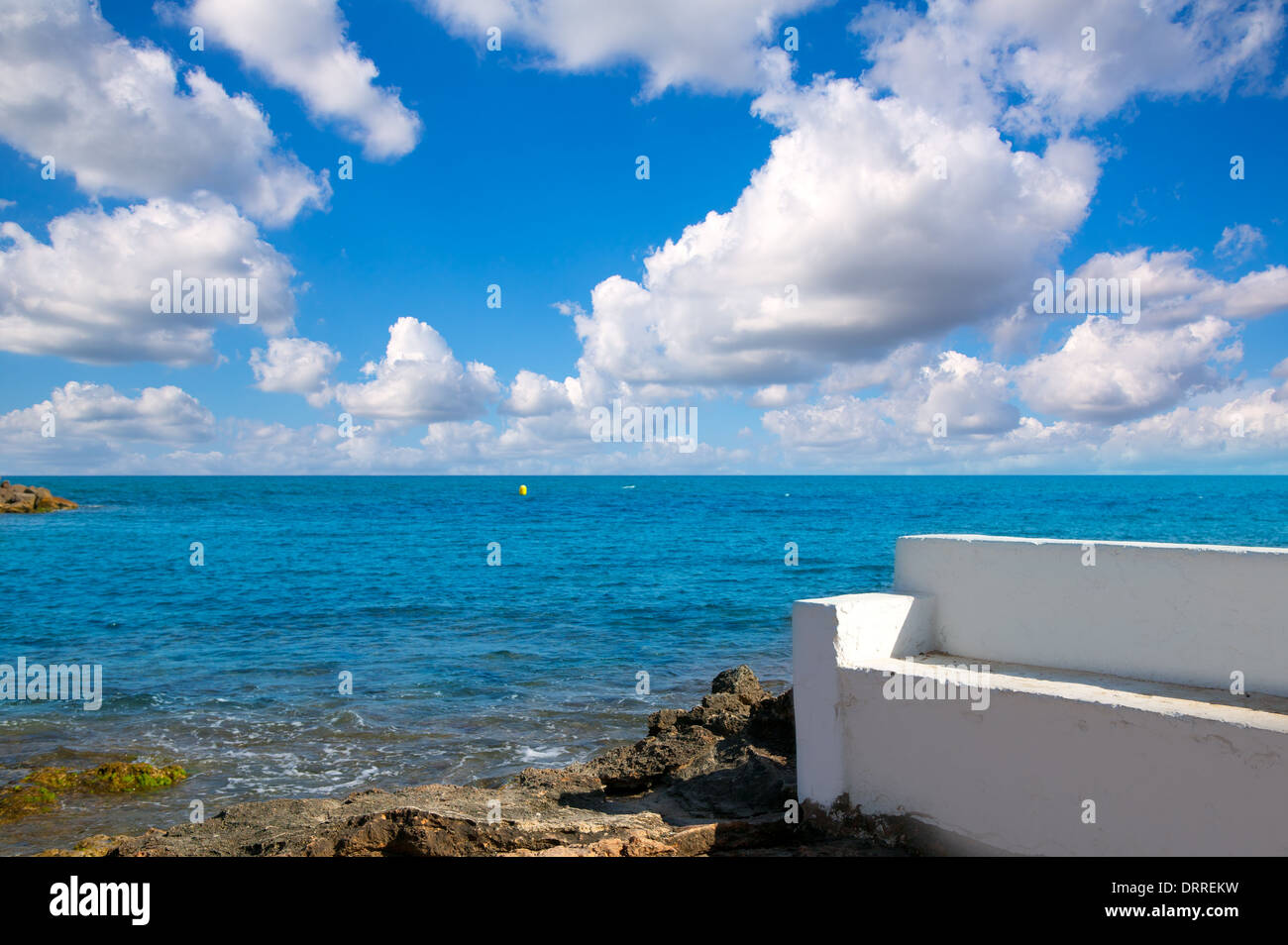 Torrevieja Alicante banqueta blanca en las rocas en la orilla del mar  Mediterráneo Fotografía de stock - Alamy