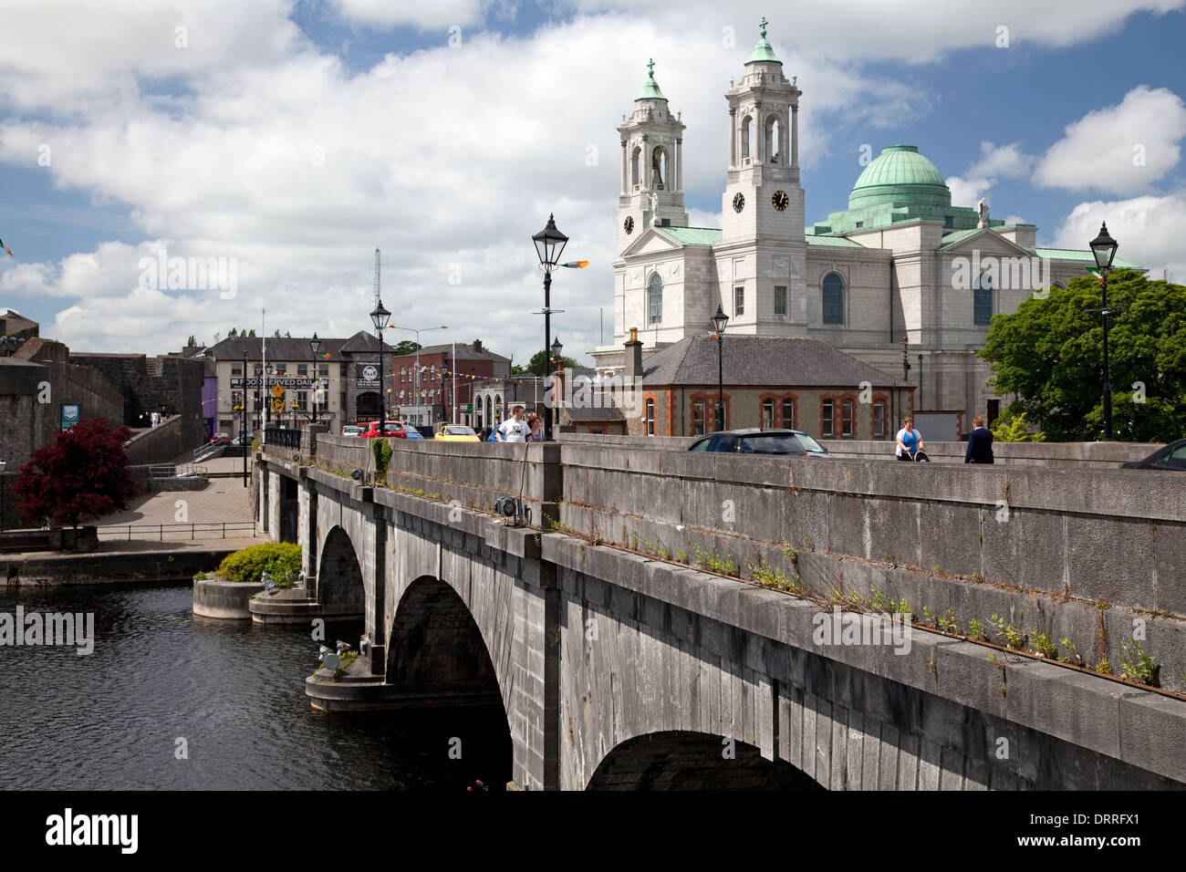 Puente que cruza el río Shannon y la iglesia de San Pedro y san Pablo, Athlone, Irlanda Foto de stock