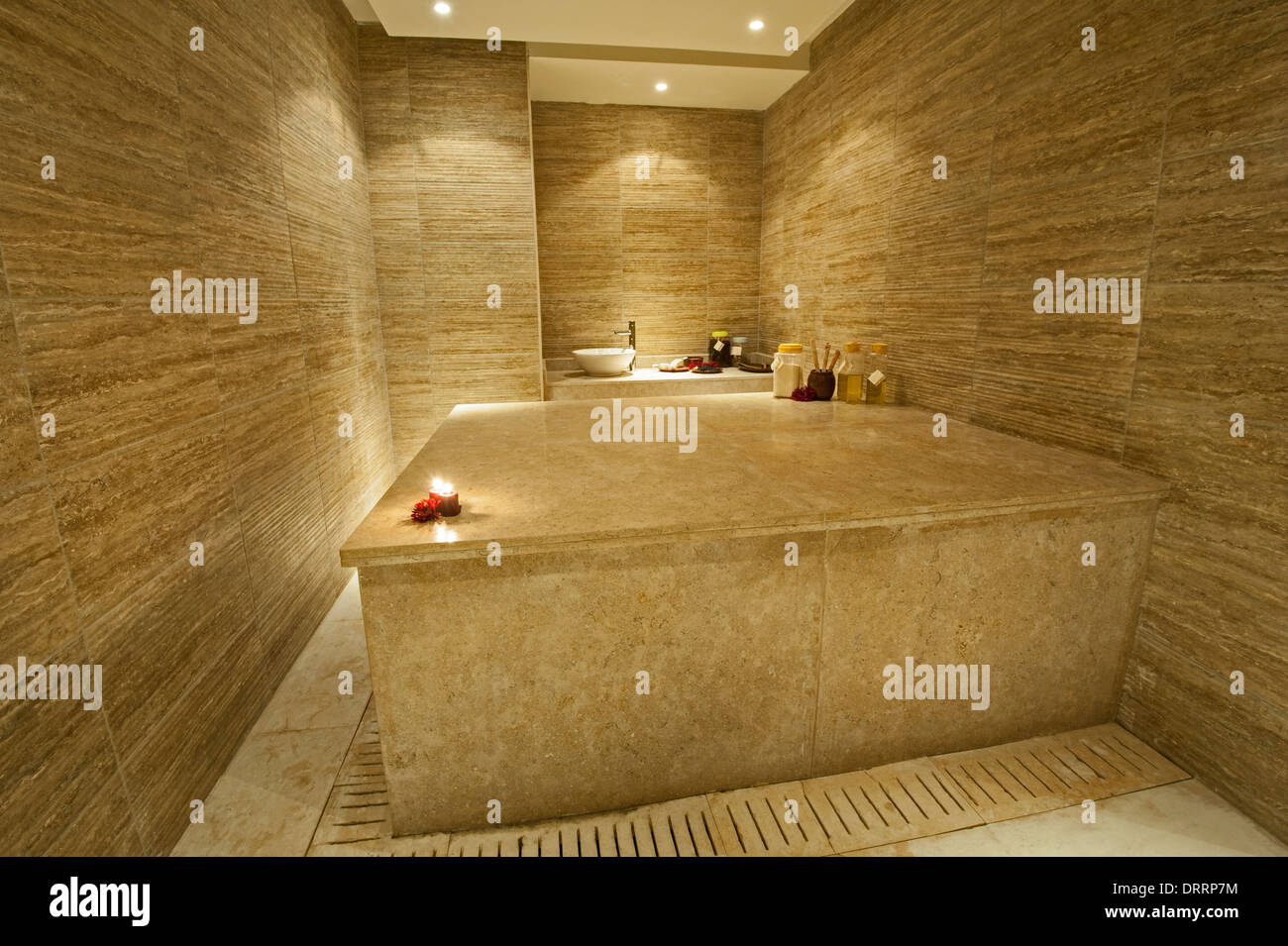 Sala de masajes privada turca en un lujoso spa de salud Foto de stock
