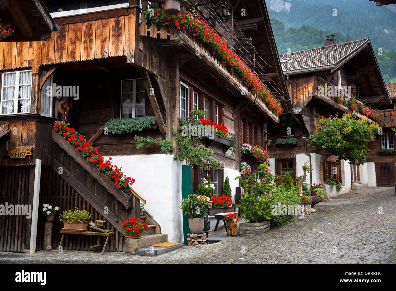 Favorito de los turistas Brunngasse calle adoquinada con arquitectura del siglo XVIII, de Brienz en el Oberland bernés en Suiza Foto de stock