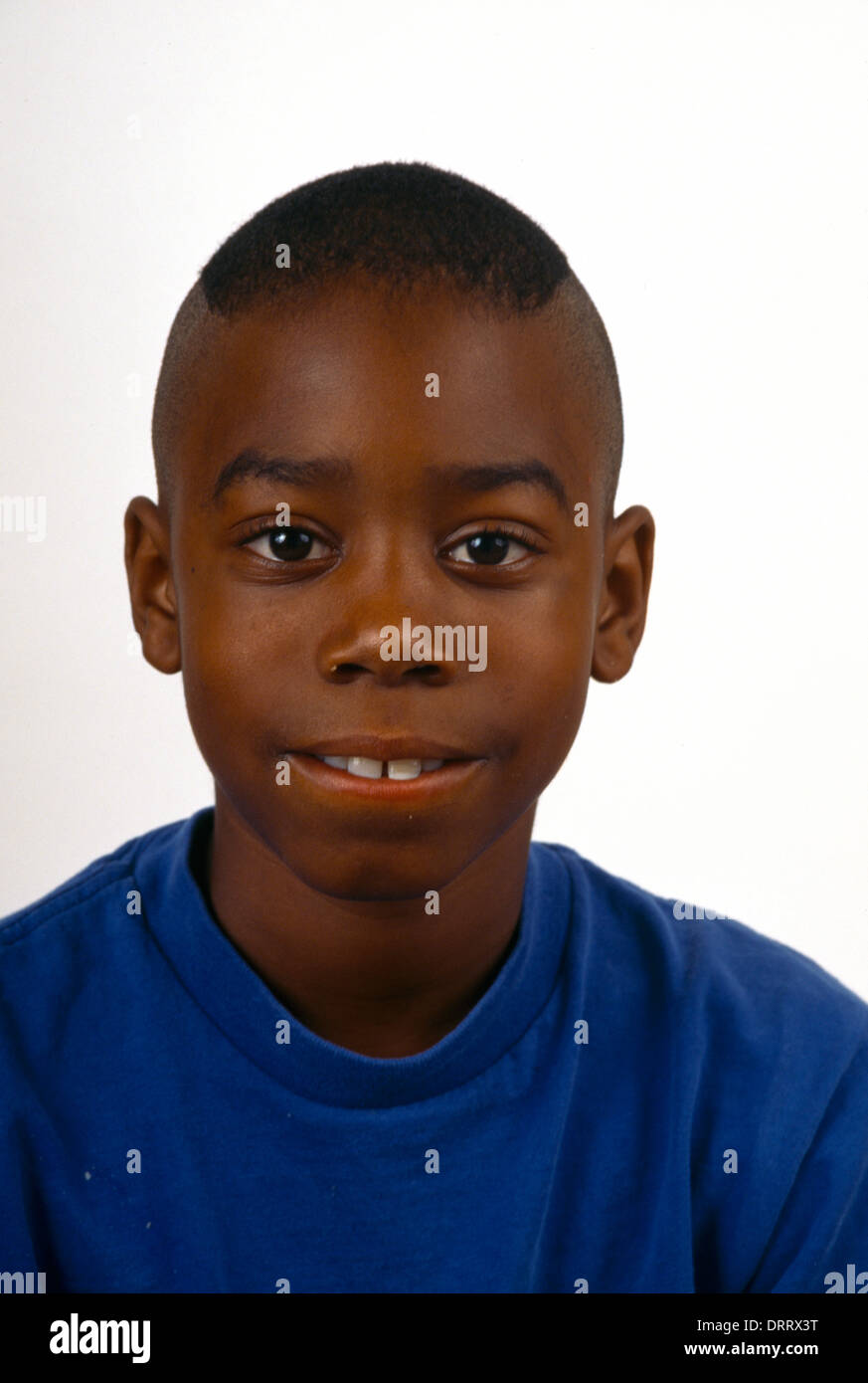 A los 12 años de edad Negro Niño sonriendo Corona California EE.UU. Foto de stock