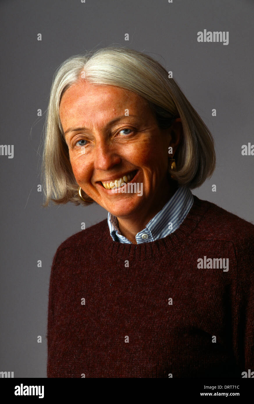 California, EE.UU. el retrato de una mujer de 60 años con cabello gris Foto de stock