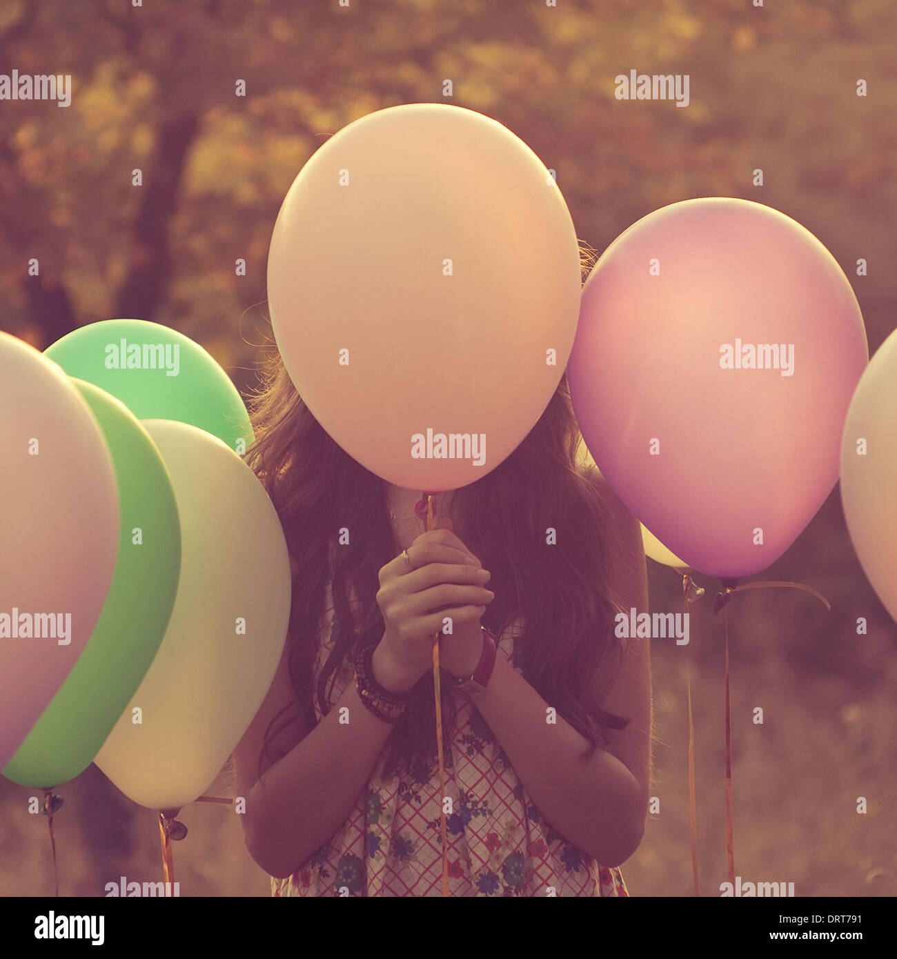 Chica se esconden detrás del globo. Retrato artístico Foto de stock