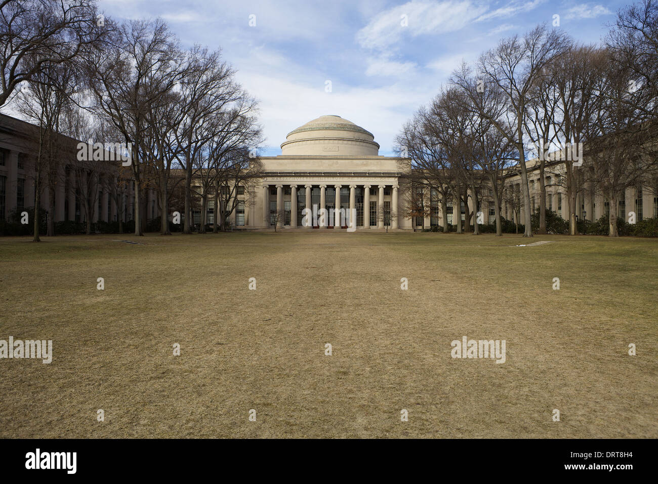 Un frío día de invierno con nubes detrás de la gran cúpula en el campus del MIT en Cambridge, Massachusetts Foto de stock