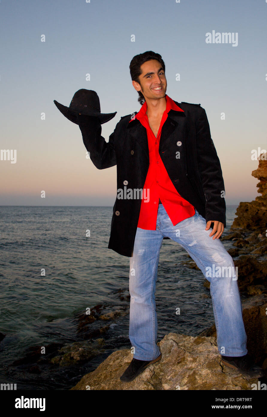 Laughing macho en una playa Foto de stock