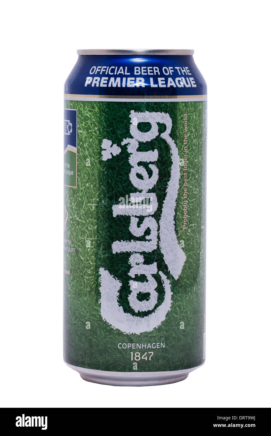 Una lata de cerveza Carlsberg sobre un fondo blanco. Foto de stock