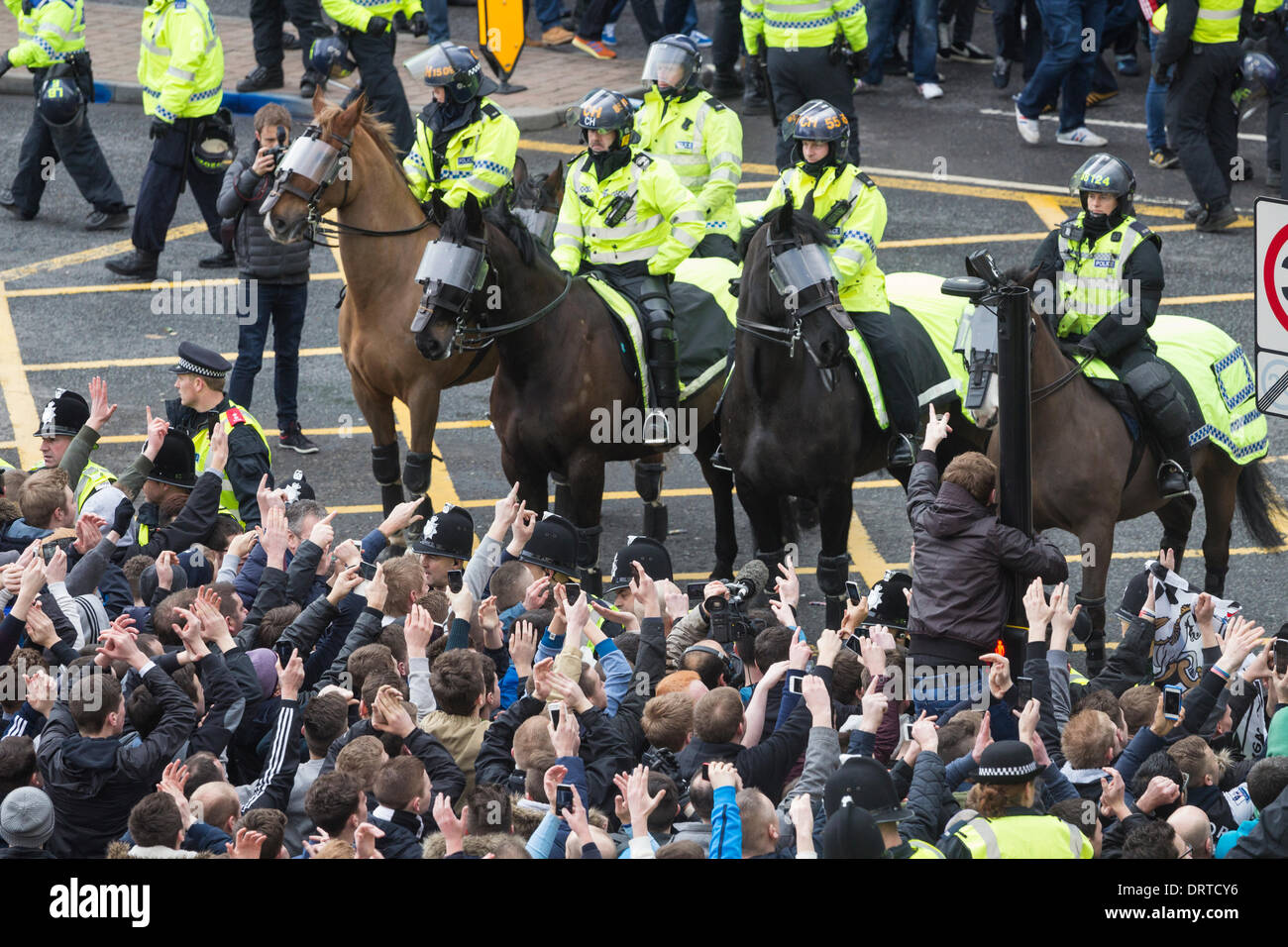 El Newcastle United partidarios en el derbi del día. Foto de stock