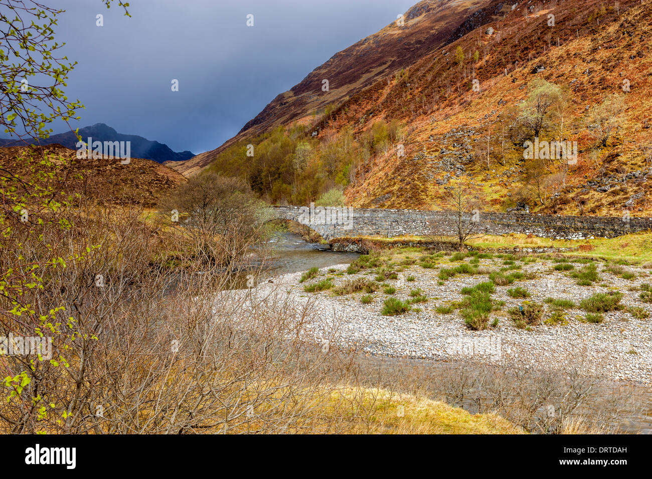 Eas-nan-Brazo de puente sobre el rio Shiel en Glen Shiel (cerca de la ubicación del sitio de batalla 1719), North West Highland, Escocia. Foto de stock