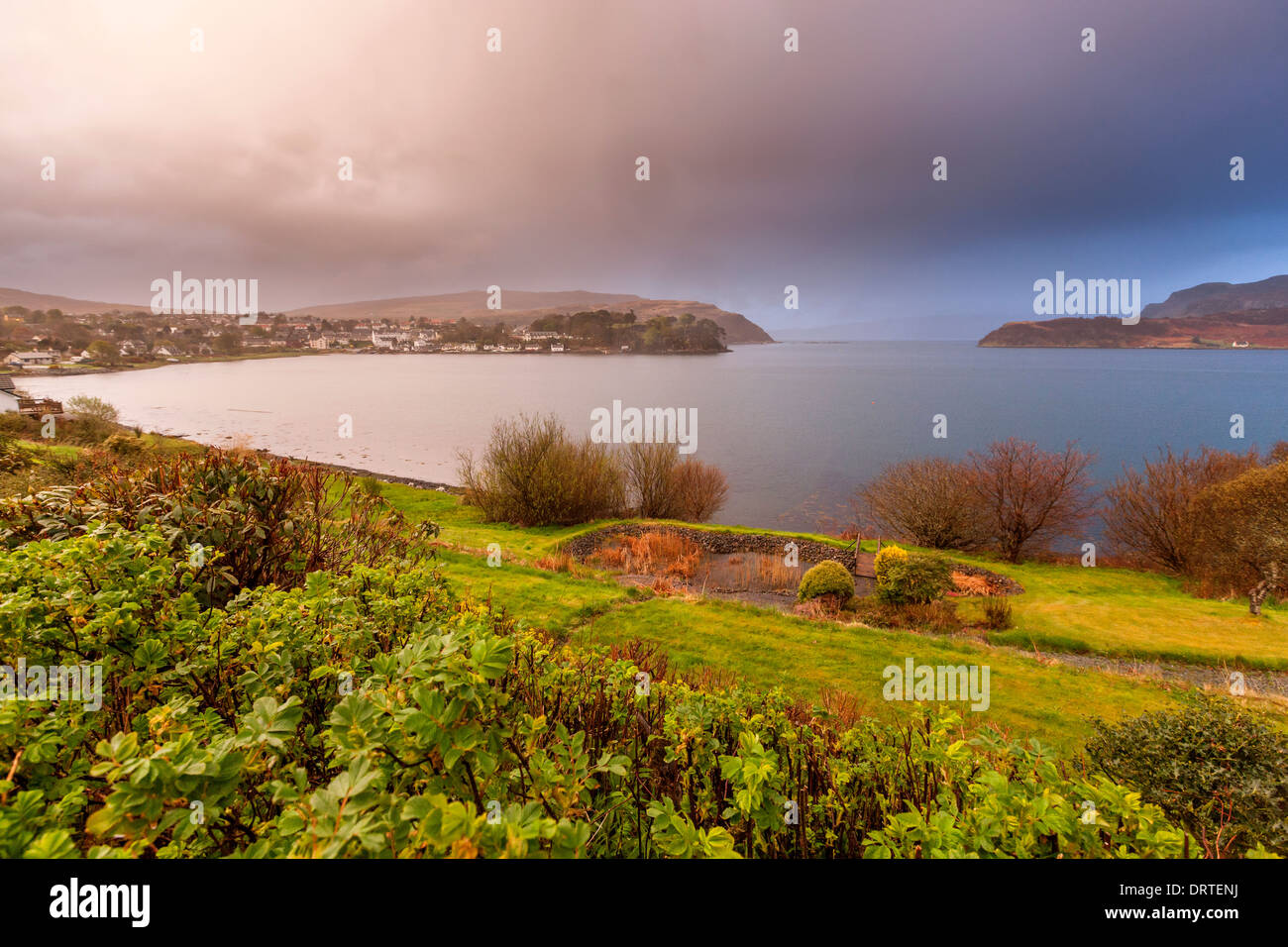 Vistas a Loch Portree, Isla de Skye, Inner Hebrides, Escocia, Reino Unido, Europa. Foto de stock