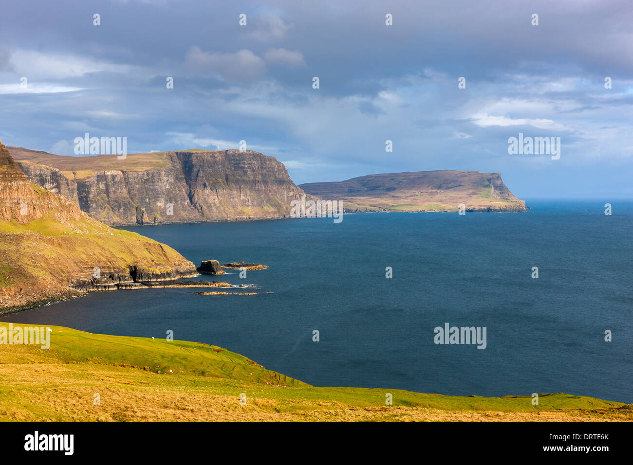 Una vista hacia Ramasaig Waterstein Head y acantilados, Moonen Bay, Isla de Skye, Inner Hebrides (Escocia, Reino Unido, Europa. Foto de stock