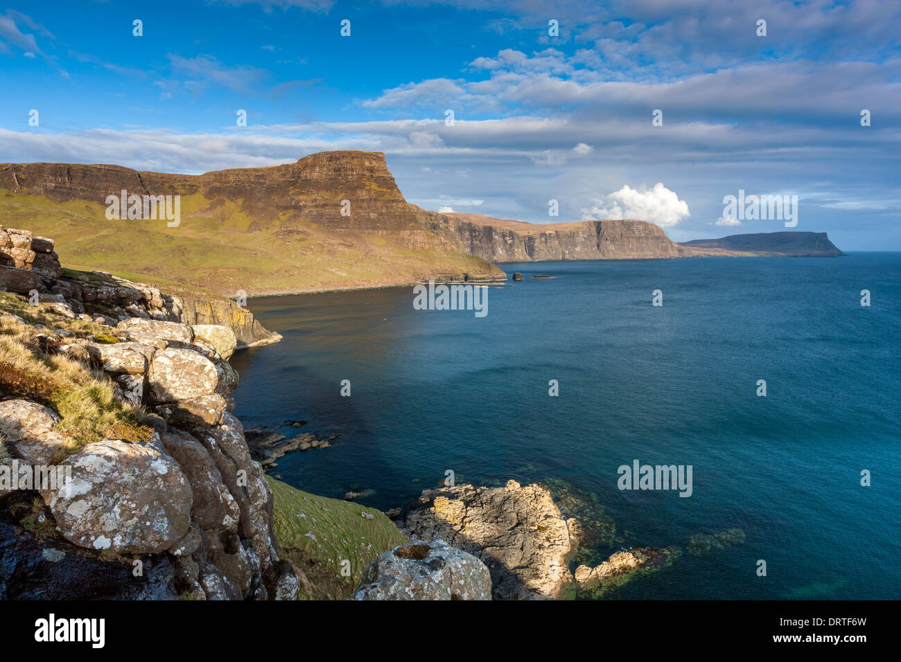 Una vista hacia Ramasaig Waterstein Head y acantilados, Moonen Bay, Isla de Skye, Inner Hebrides (Escocia, Reino Unido, Europa. Foto de stock