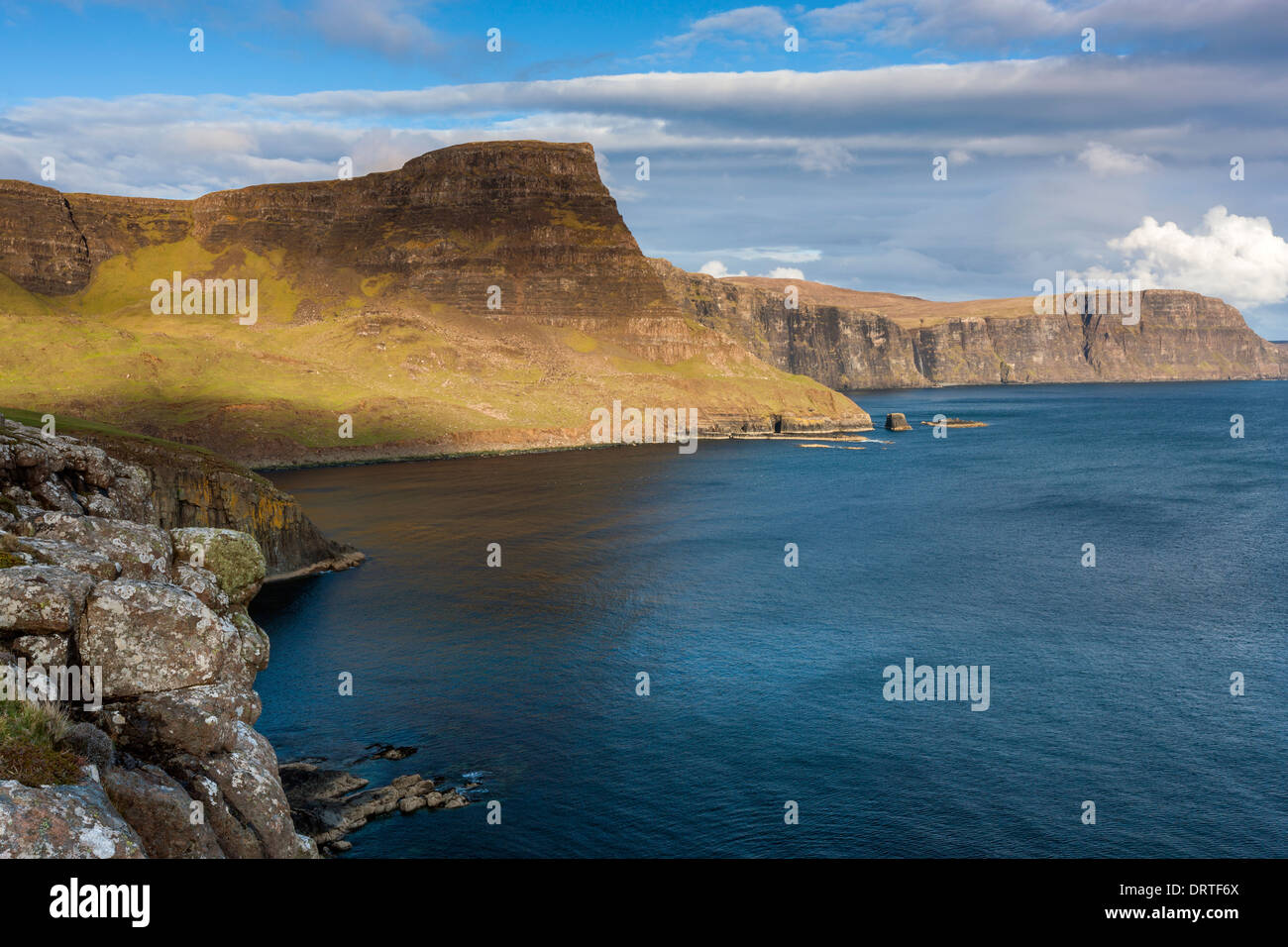 Una vista hacia Ramasaig Waterstein Head y acantilados, Moonen Bay, Isla de Skye, Inner Hebrides (Escocia, Reino Unido, Europa. Foto de stock