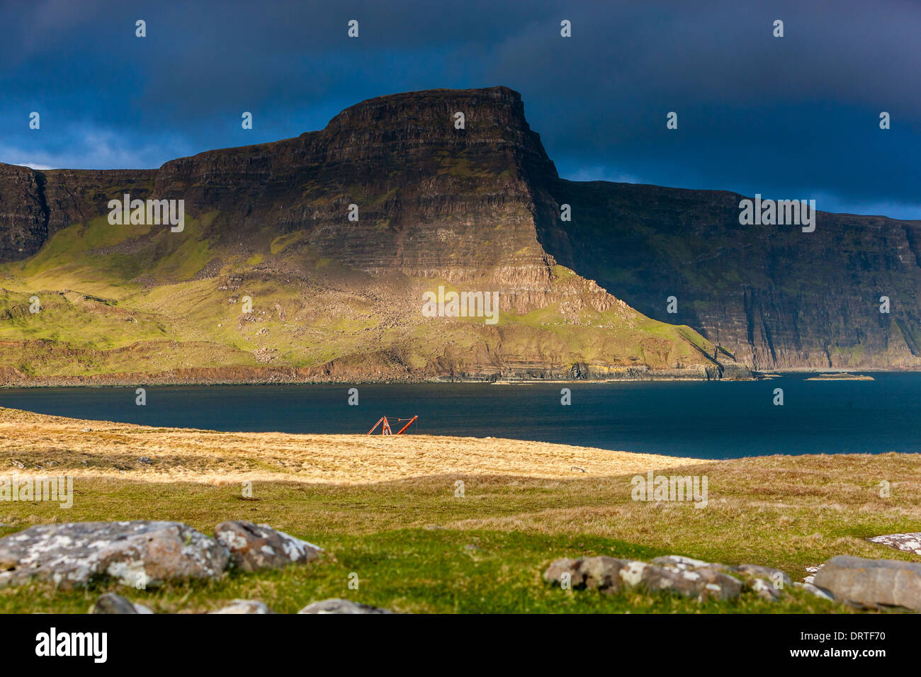 Una vista hacia Ramasaig Waterstein Head y acantilados, Moonen Bay, Isla de Skye, Inner Hebrides (Escocia, Reino Unido, Europa. Foto de stock