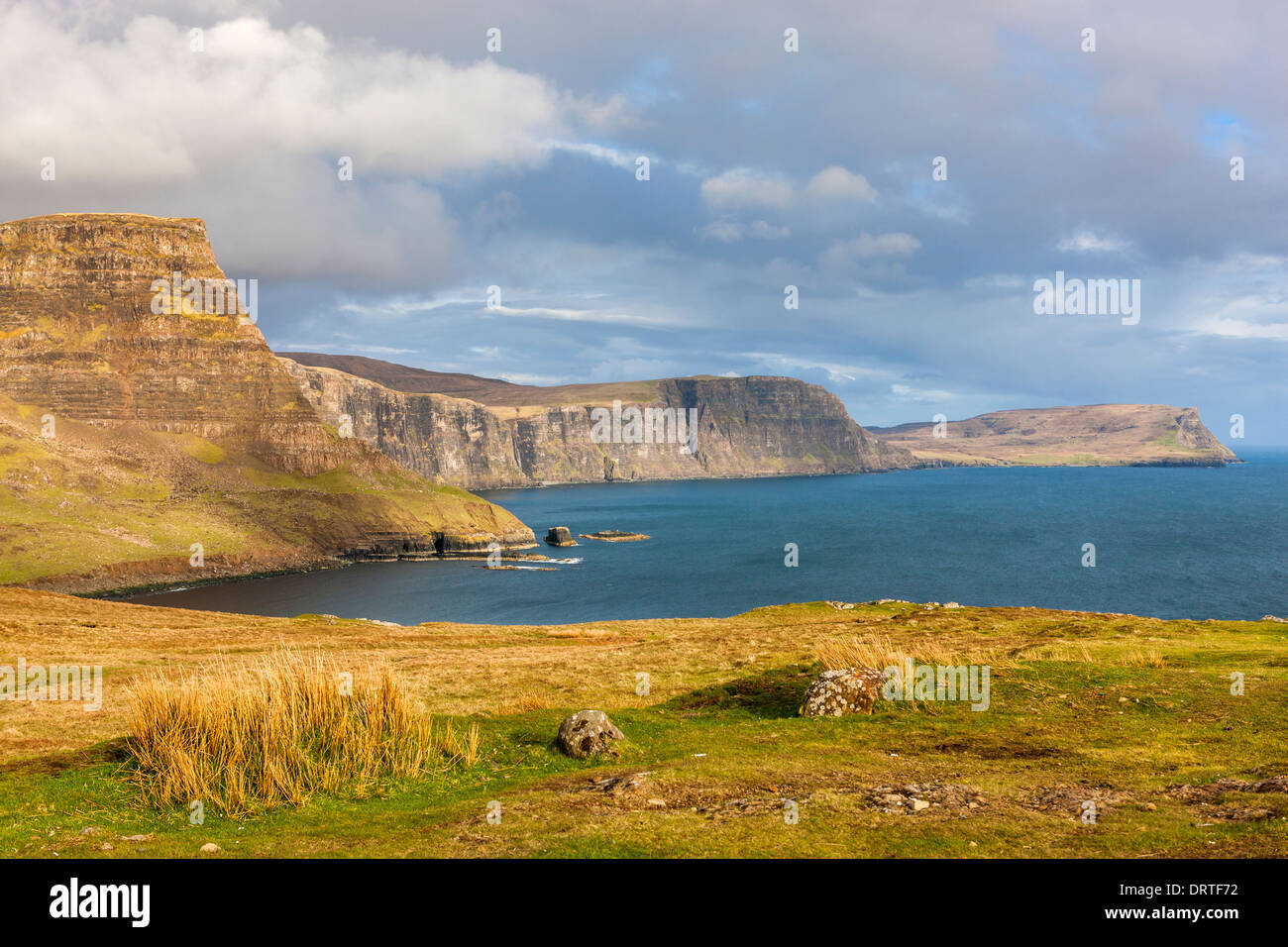 Una vista hacia Ramasaig Waterstein Head y acantilados, Moonen Bay, Isla de Skye, Inner Hebrides (Escocia, Reino Unido, Europa. Foto de stock