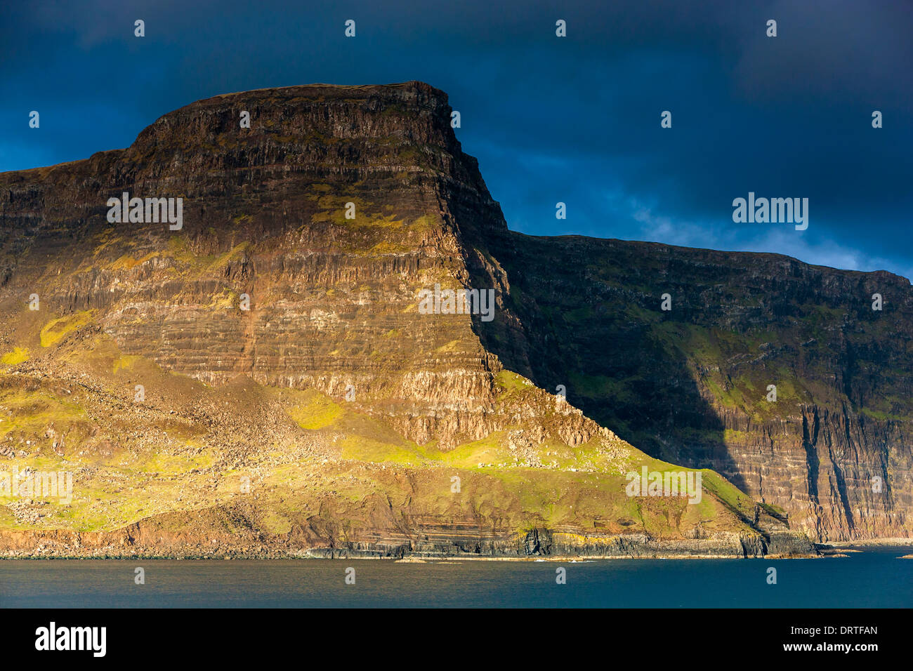 Una vista hacia Ramasaig Waterstein Head y acantilados, Moonen Bay, Isla de Skye, Inner Hebrides (Escocia, Reino Unido, Europa. Foto de stock