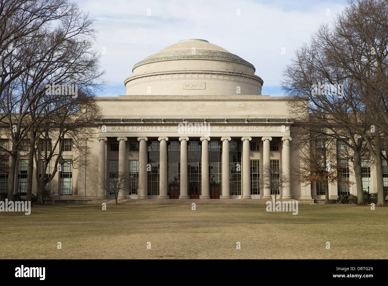 Un frío día de invierno con nubes detrás de la gran cúpula en el campus del MIT en Cambridge, Massachusetts Foto de stock