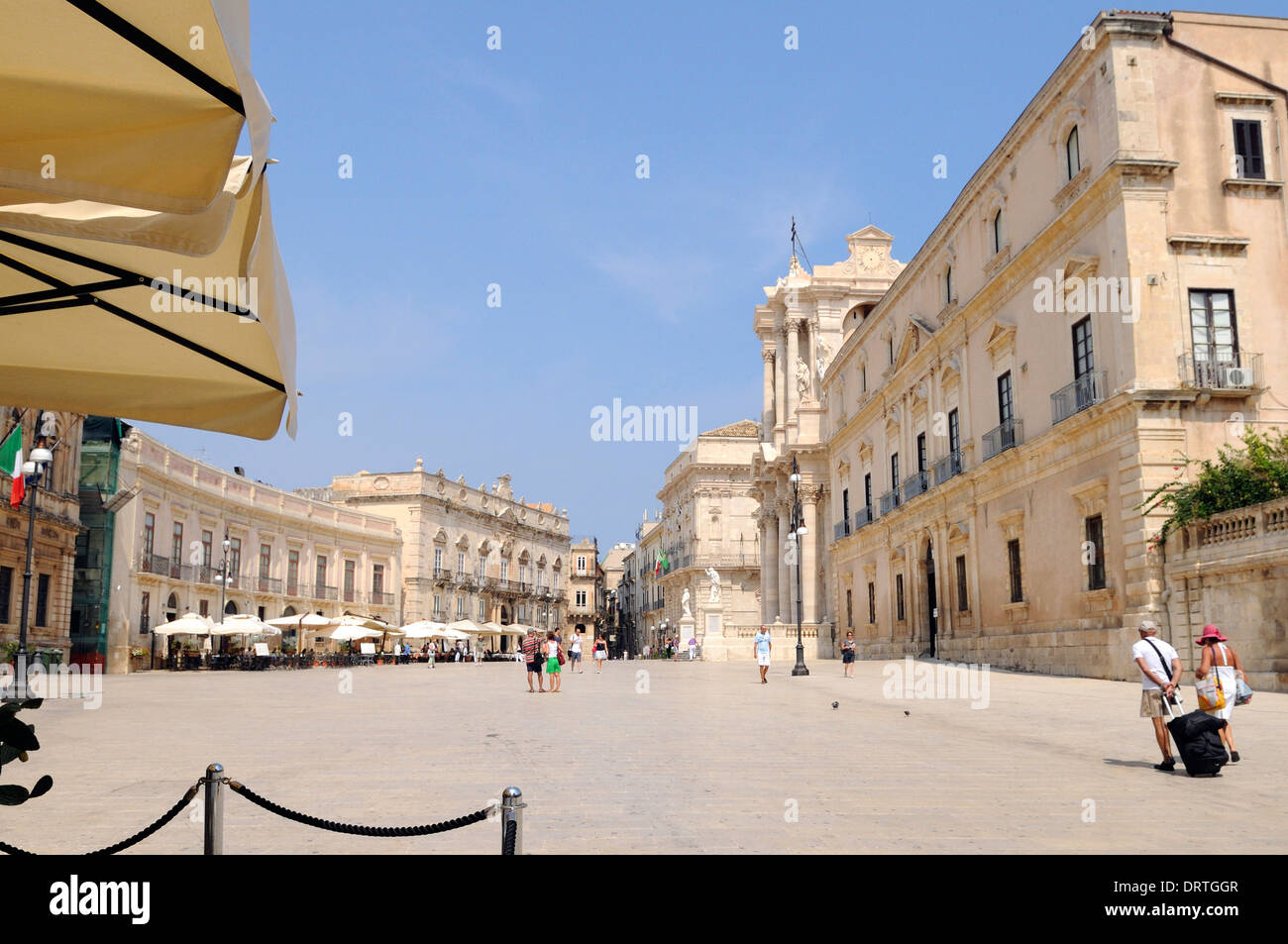 Una vista en el Palazzo Beneventano en la bella plaza de Piazza Duomo en Ortigia un Sitio de Patrimonio Mundial de la UNESCO en Sicilia Foto de stock