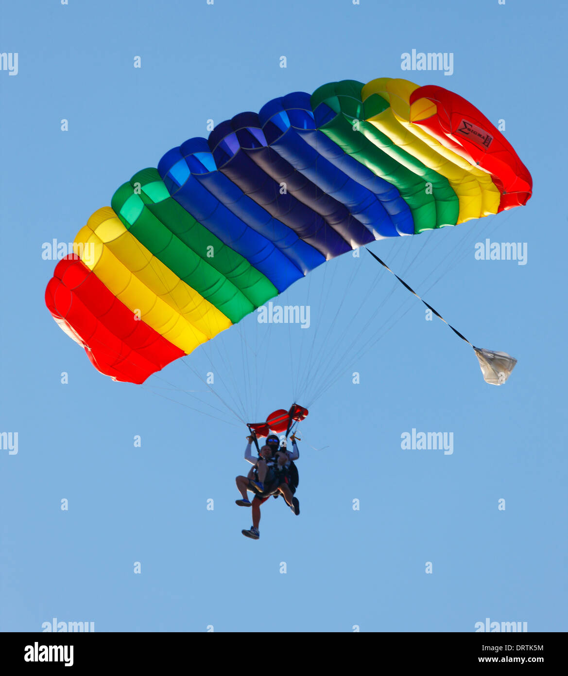Coloridos paracaídas.paracaidistas en el aire. Foto de stock