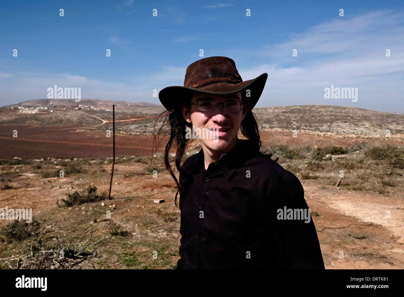 Un joven colono judío en el puesto de avanzada judío de Migdalim en Cisjordania de Israel Foto de stock
