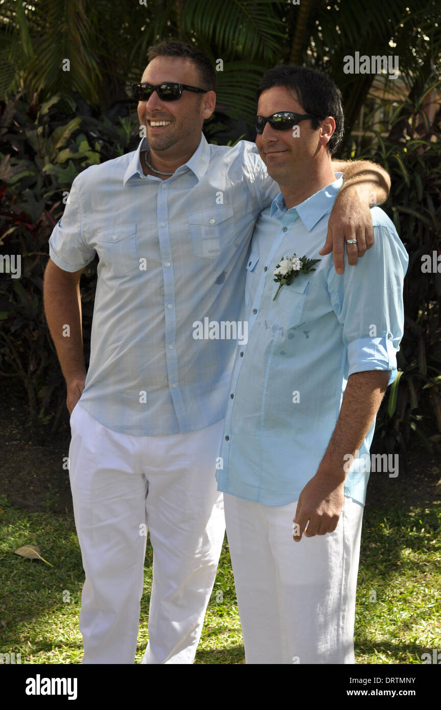Novio y hombre en una boda en la Barbados. casualmente. Clima Al aire libre Fotografía de stock - Alamy