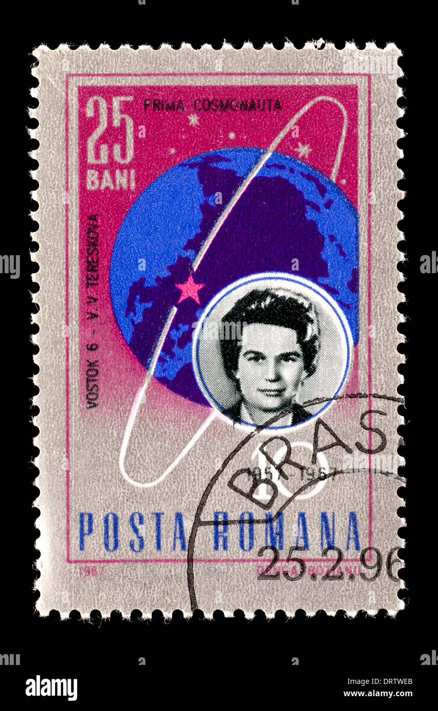 Sello de Rumanía representando Valentina Tereshkova, un globo y la órbita de Vostok 6. Foto de stock