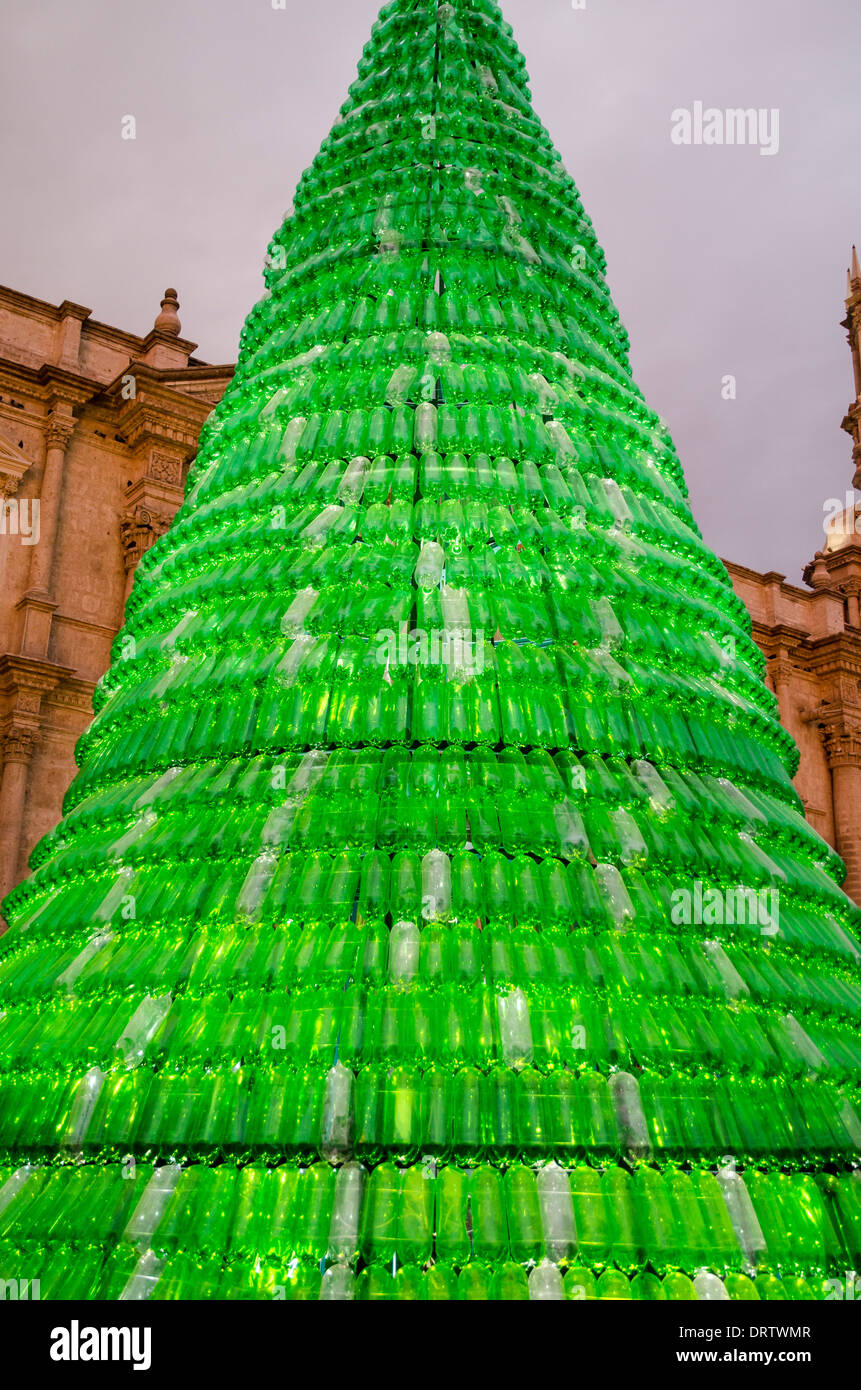 profundo Adentro Donación Árbol de Navidad hecho ​​from botellas de plástico recicladas en la ciudad  de Arequipa Peru Fotografía de stock - Alamy