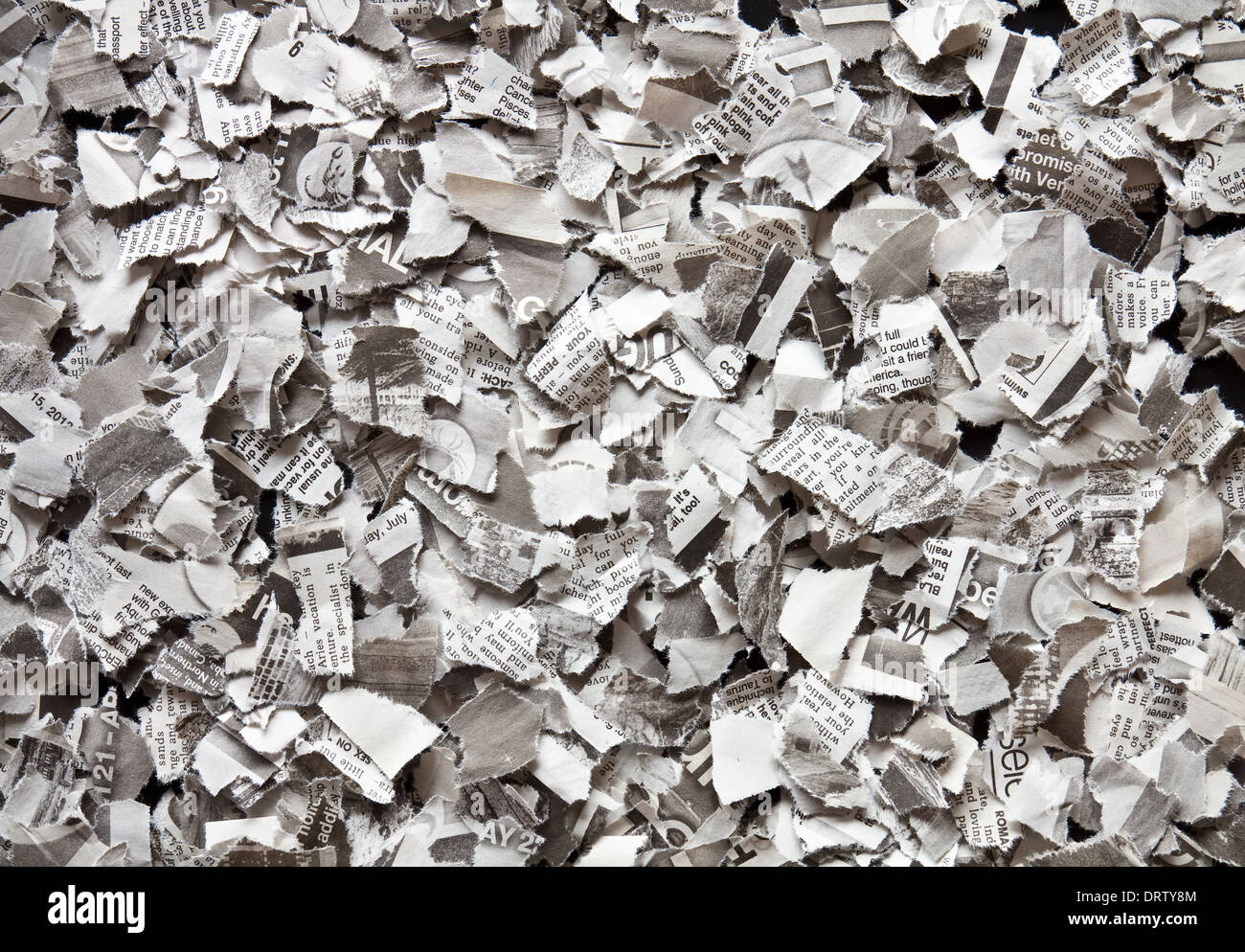 profundo gritar Propiedad Rompe en pequeños pedazos de papel de periódico reciclado Fotografía de  stock - Alamy